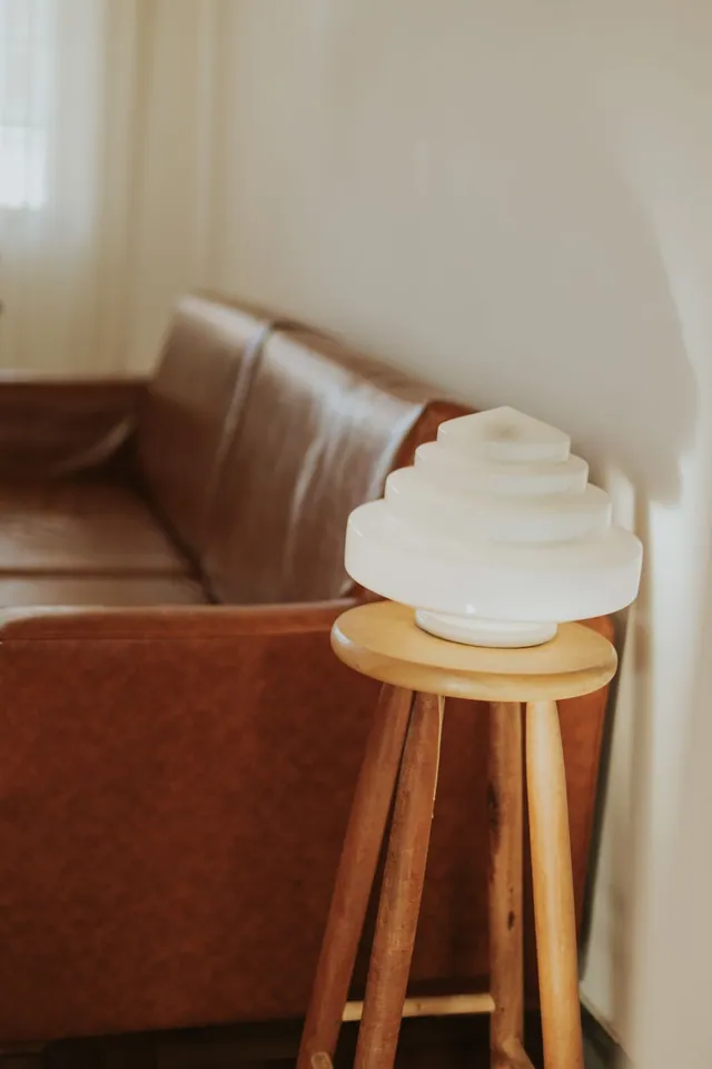 Ljus bostad med möblerad sittdel